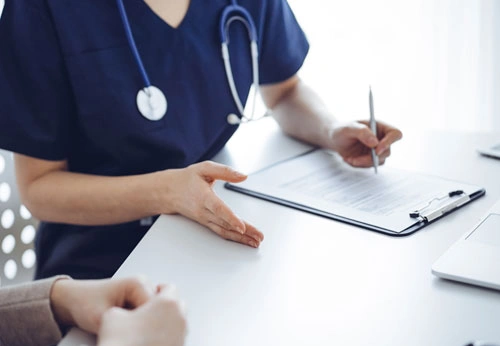 пациент с болью в руке у врача на приеме